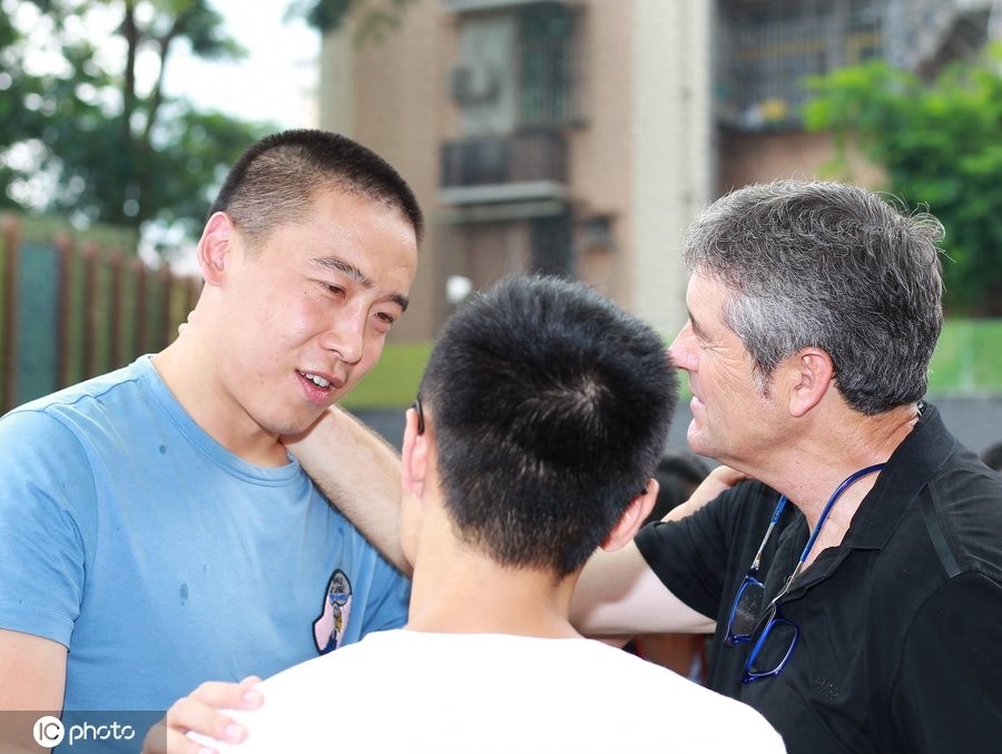 深圳佳兆业原主教练卡罗离开深圳,球迷依依不舍动情落泪