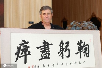 ​深圳佳兆业原主教练卡罗离开深圳，球迷依依不舍动情落泪