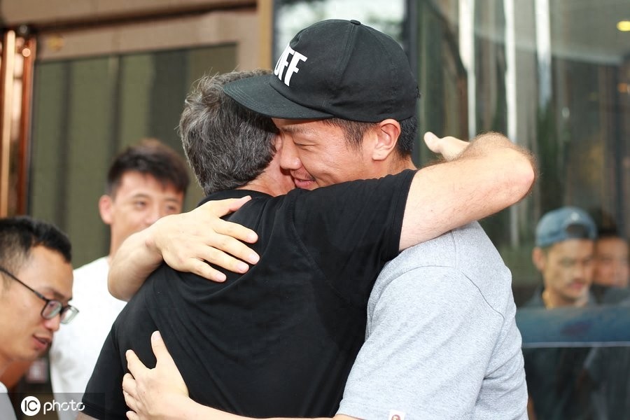 深圳佳兆业原主教练卡罗离开深圳,球迷依依不舍动情落泪