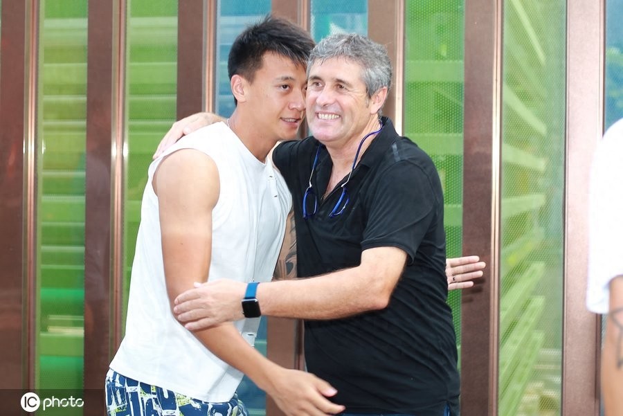 深圳佳兆业原主教练卡罗离开深圳,球迷依依不舍动情落泪