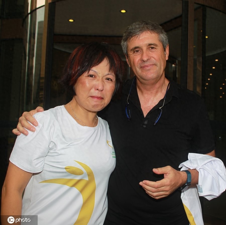 深圳佳兆业原主教练卡罗离开深圳,球迷依依不舍动情落泪