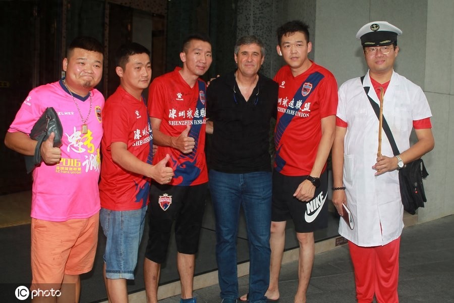 深圳佳兆业原主教练卡罗离开深圳,球迷依依不舍动情落泪