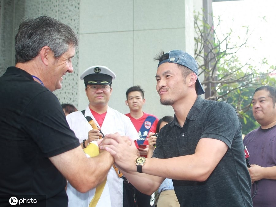 深圳佳兆业原主教练卡罗离开深圳,球迷依依不舍动情落泪
