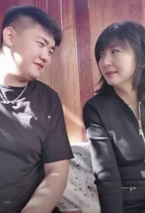 ​闫学晶母子罕见录视频，27岁儿子白皙肥胖，网友：胸比妈妈的大