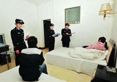 ​“非夫妻”的男女开房，若只登记1人信息，被警察查房有啥后果？