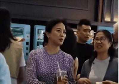 ​直到网友偶遇65岁的刘亦菲妈妈，才明白刘亦菲为何是“神仙姐姐”