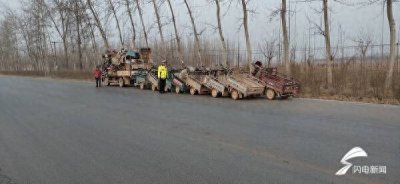 ​小货车变“小火车”车尾拖挂20余辆三轮车被莘县交警当场查获