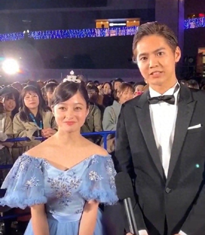 片寄凉太桥本环奈合影,他们都是神仙颜值呀