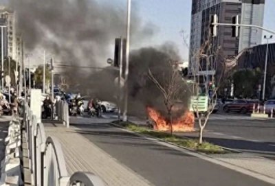 ​事发上海！轿车引擎盖内冒烟，蹿出明火，车头烧毁