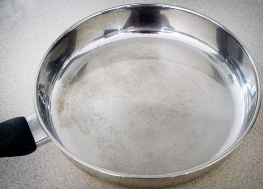 烧焦的锅太难洗怎么办？只需要倒入这一样厨房的常见东西就可以了