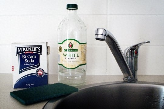 烧焦的锅太难洗怎么办？只需要倒入这一样厨房的常见东西就可以了