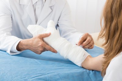 ​手指关节处变黑可能是关节坏死导致，教你三种分辨方法