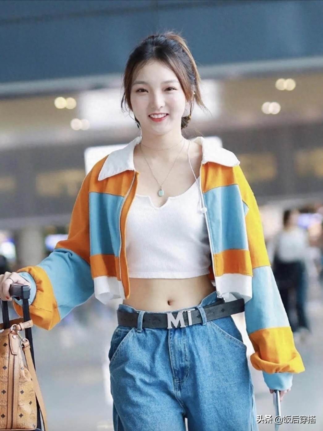 25岁强东玥现身机场,露脐装搭配牛仔裤,小蛮腰超抢镜