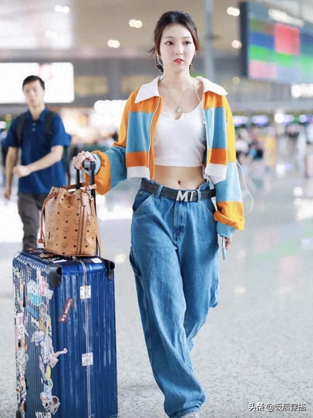 25岁强东玥现身机场,露脐装搭配牛仔裤,小蛮腰超抢镜