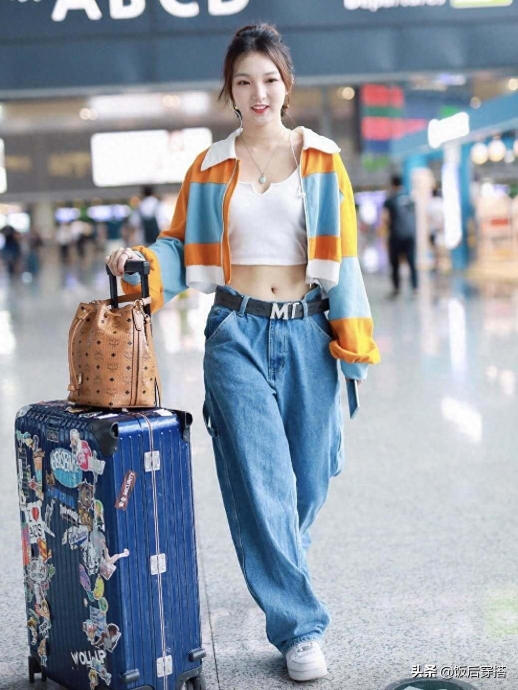 25岁强东玥现身机场,露脐装搭配牛仔裤,小蛮腰超抢镜