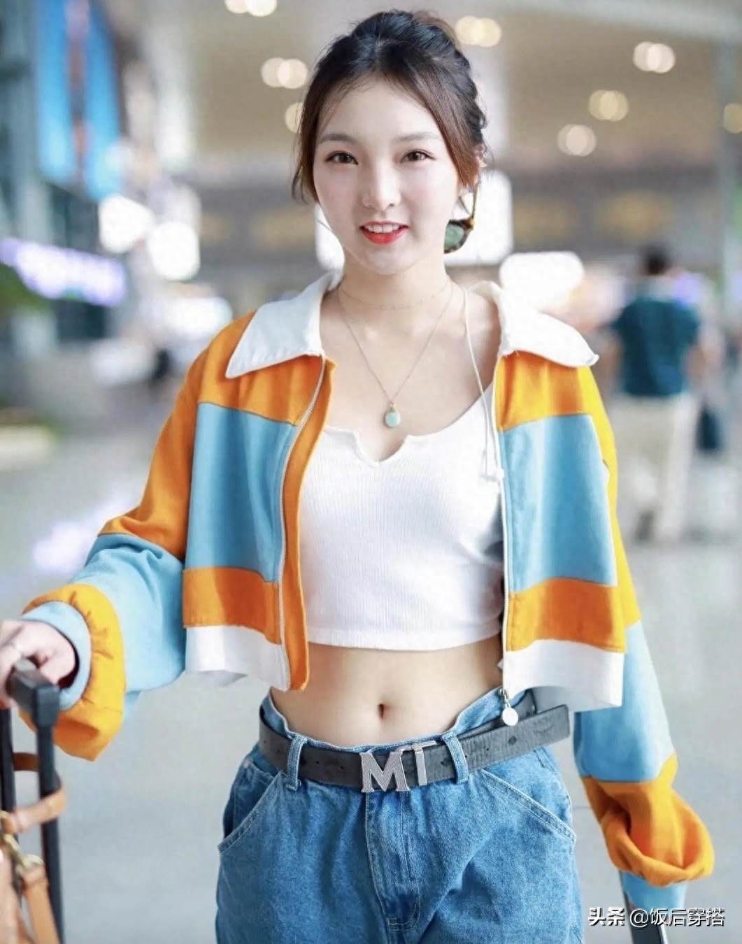 25岁强东玥现身机场,露脐装搭配牛仔裤,小蛮腰超抢镜