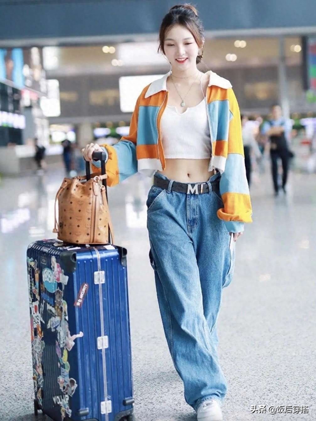 25岁强东玥现身机场,露脐装搭配牛仔裤,小蛮腰超抢镜