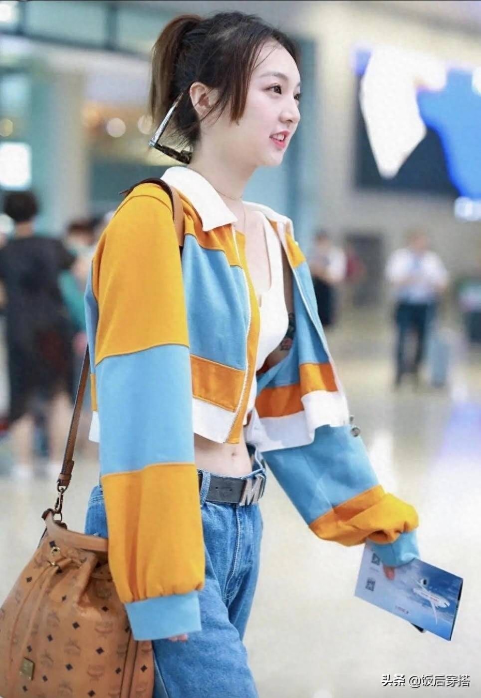 25岁强东玥现身机场,露脐装搭配牛仔裤,小蛮腰超抢镜