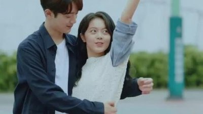 ​网友爆料疑似赵今麦与赖冠霖恋爱了，小鲜肉也上热搜了